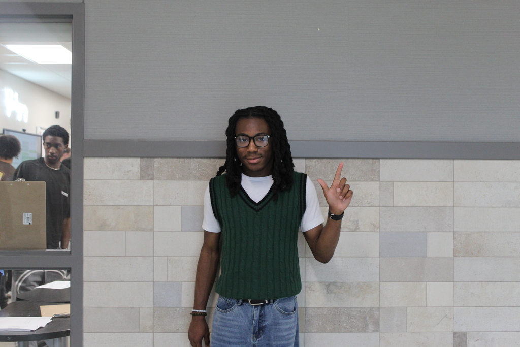 Tyler Legacy students and staff in green for Hello Week