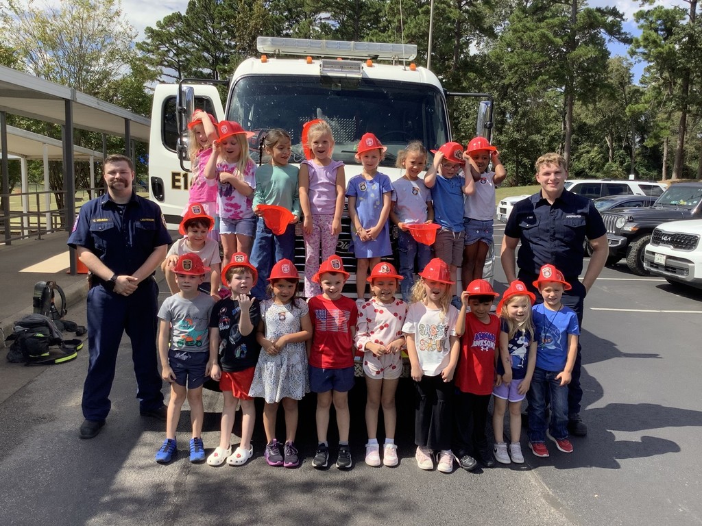 Group picture of a Kindergarten class with firefighters.