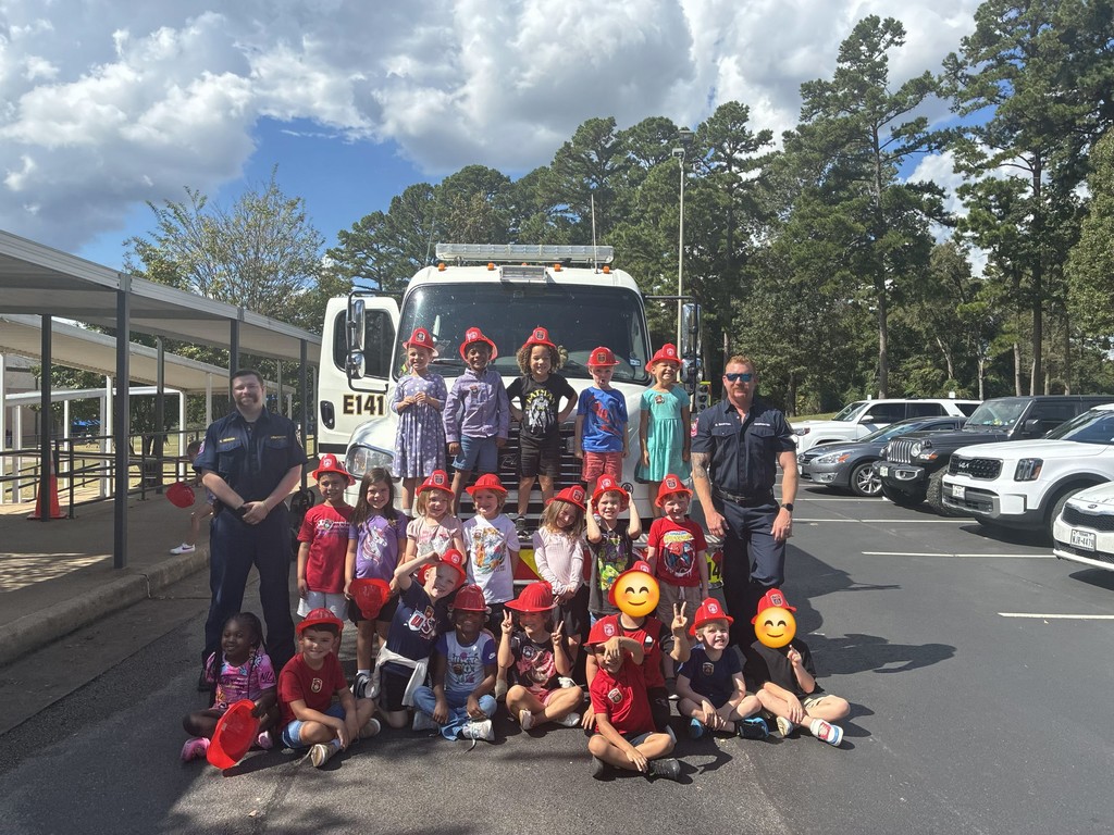 Group picture of a Kindergarten class with firefighters.