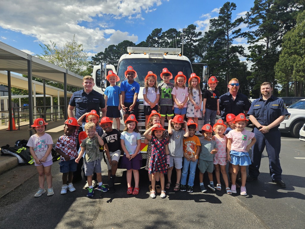 Group picture of a Kindergarten class with firefighters.