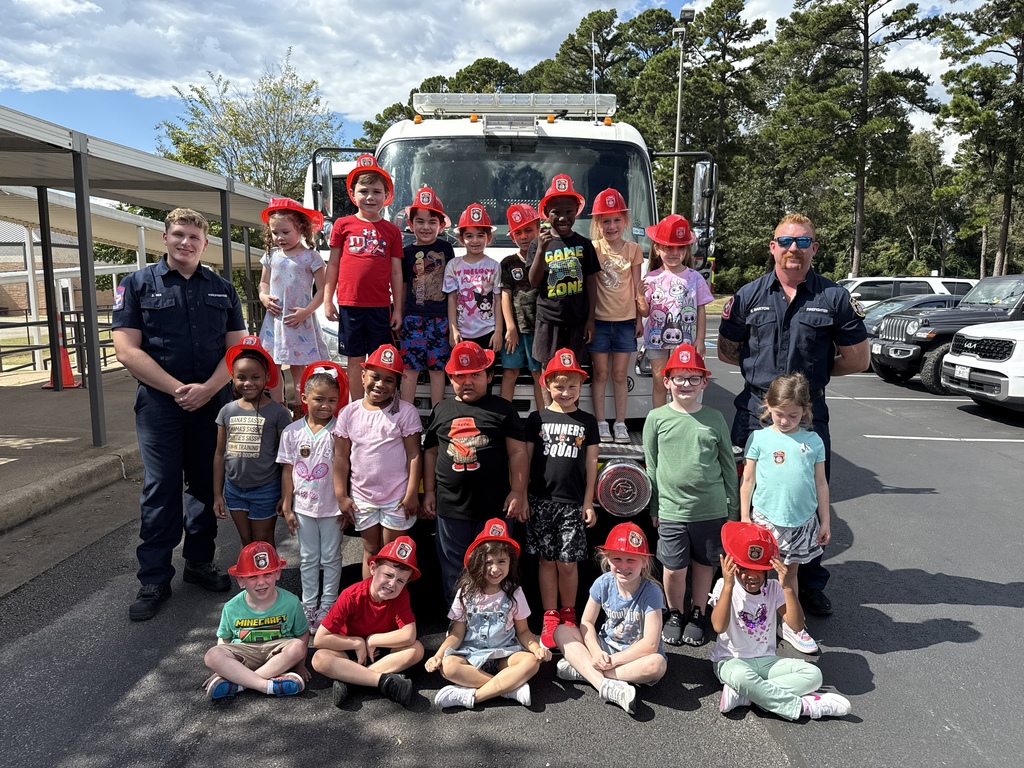 Group picture of a Kindergarten class with firefighters.