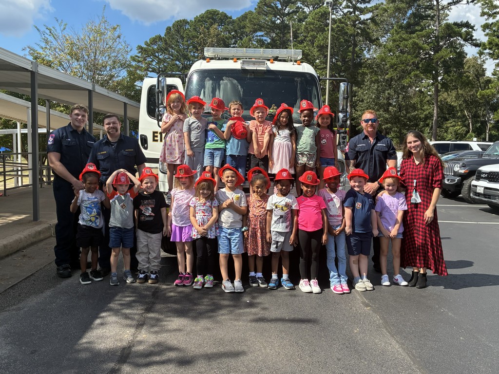 Group picture of a Kindergarten class with firefighters.
