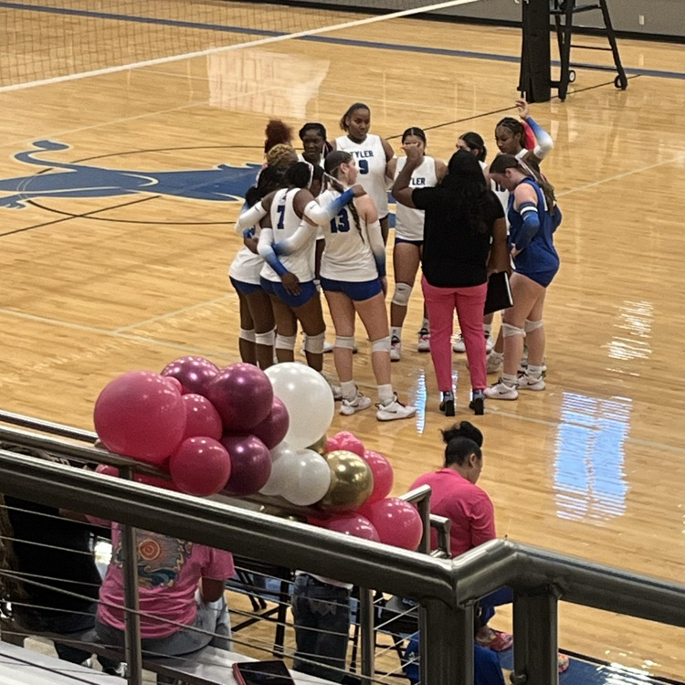 volleyball player in huddle