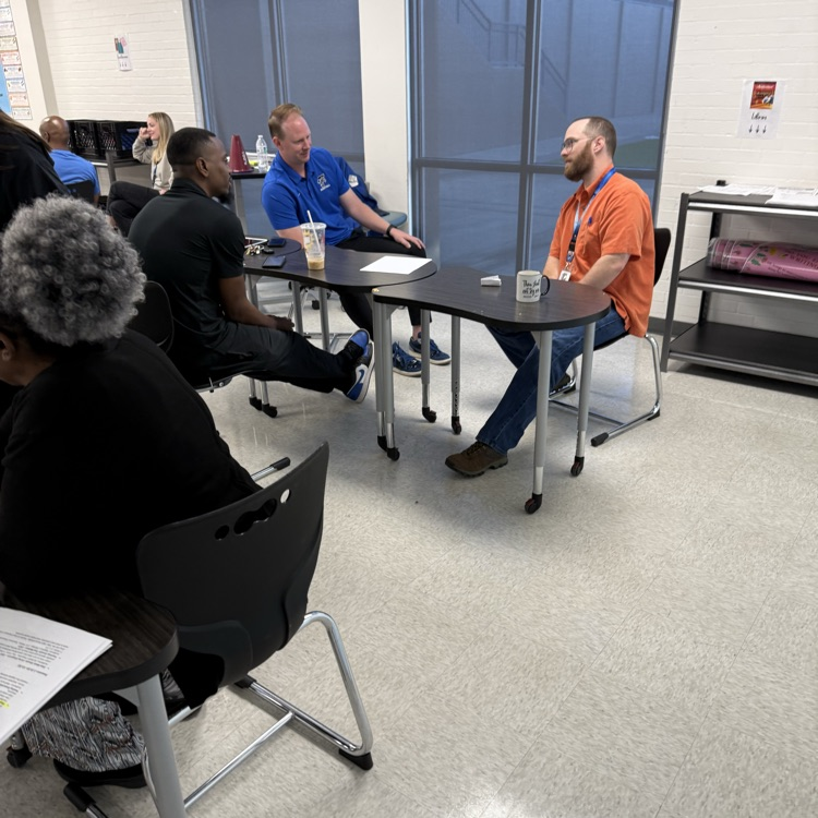 teachers having a discussion 
