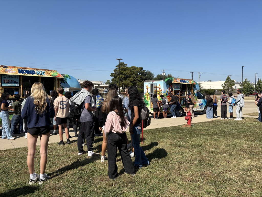 Tyler Legacy students enjoying Kona Ice