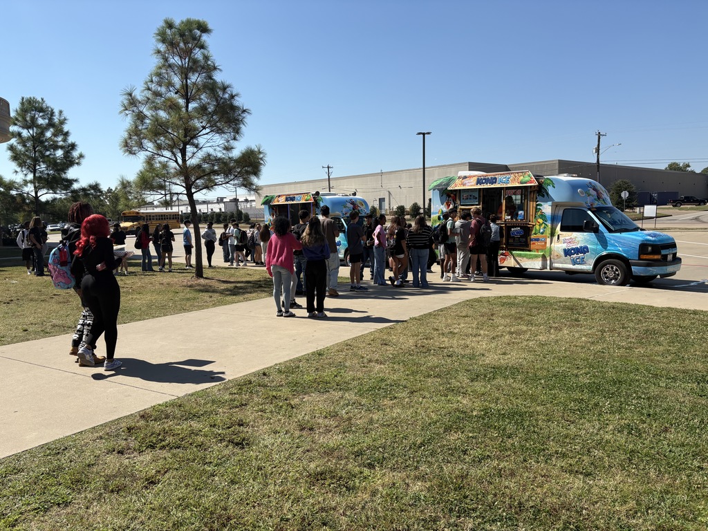 Tyler Legacy students enjoying Kona Ice