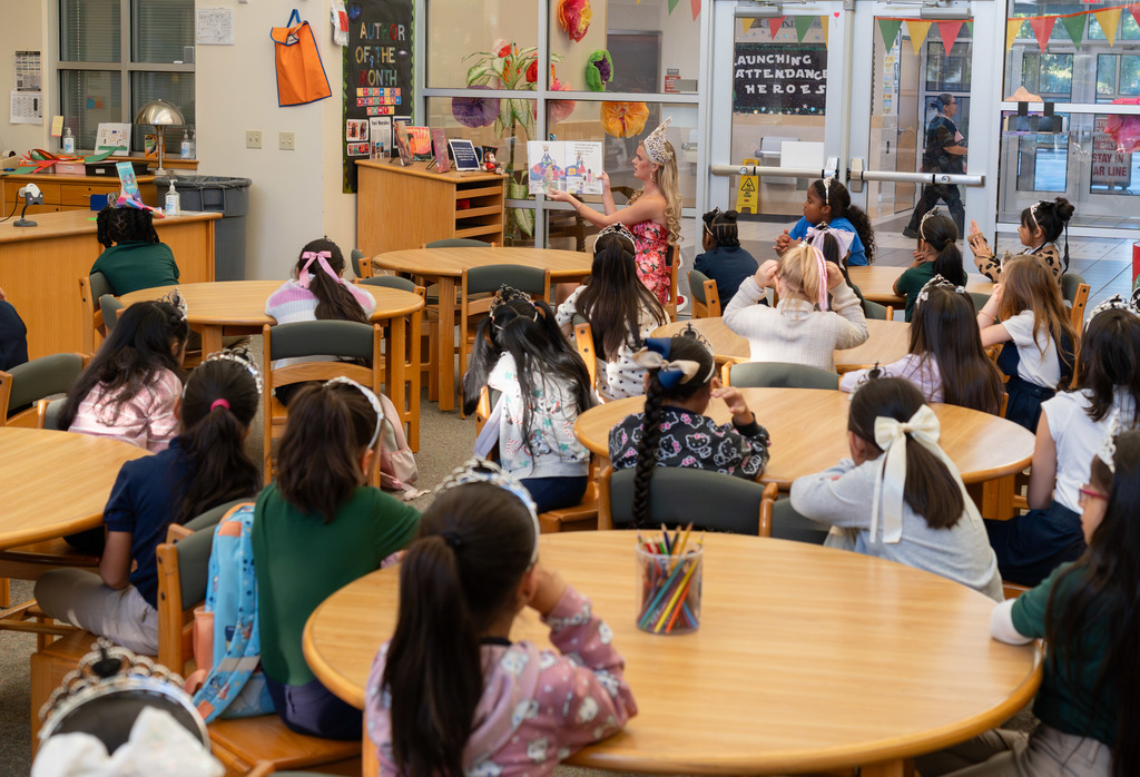 Texas Rose Festival Queen Avery Craft Armstrong reading a book to 2nd grade girls
