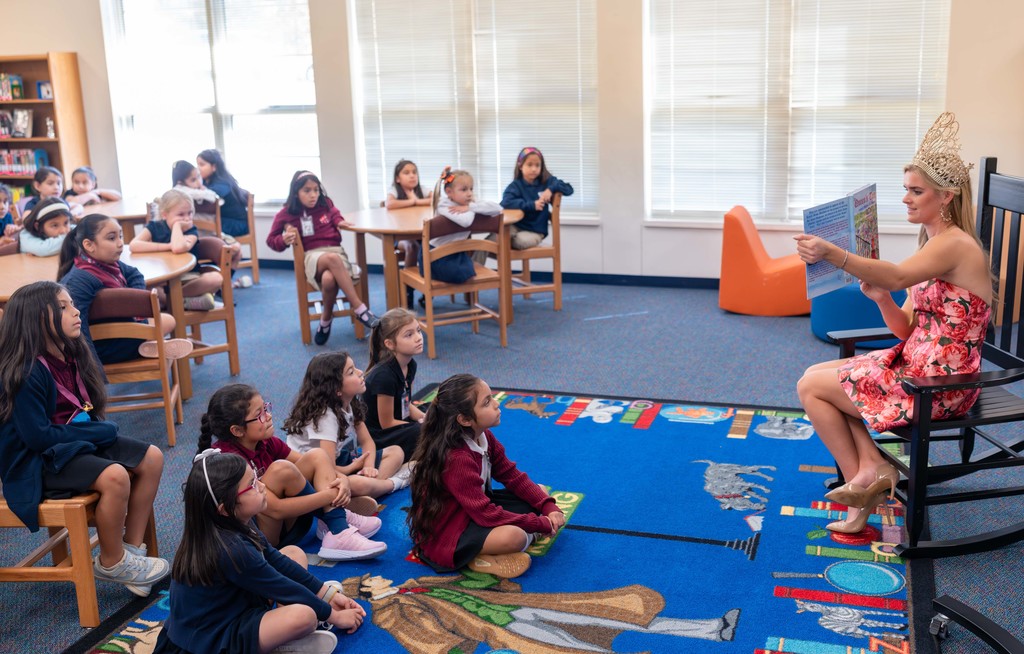 Texas Rose Festival Queen Avery Craft Armstrong reads book to students