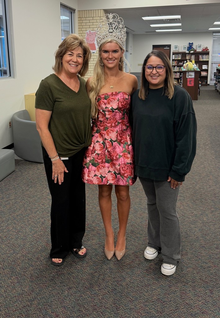2 teachers posing with the rose queen