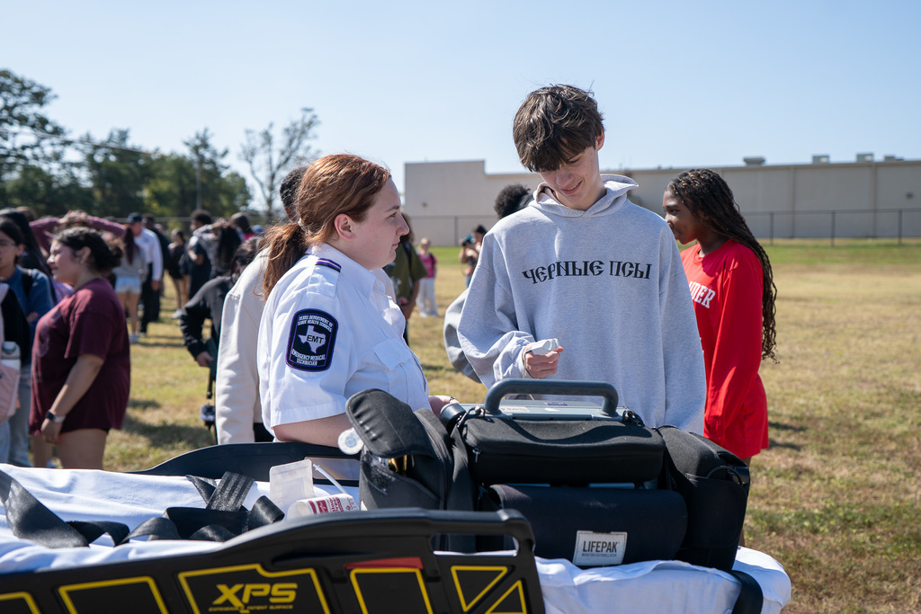 CHRISTUS EMS talks to Legacy student about EMT services.