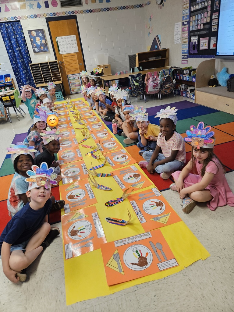 Kindergarten students eating a Thanksgiving snack with cute placemats and turkey hats. 