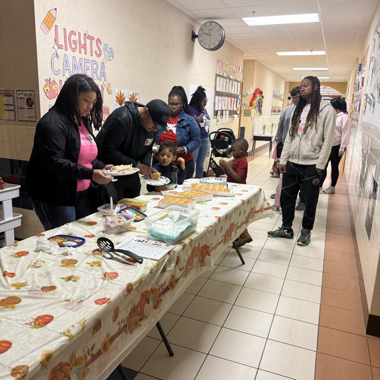 parents filling plates and Thanksgiving feast