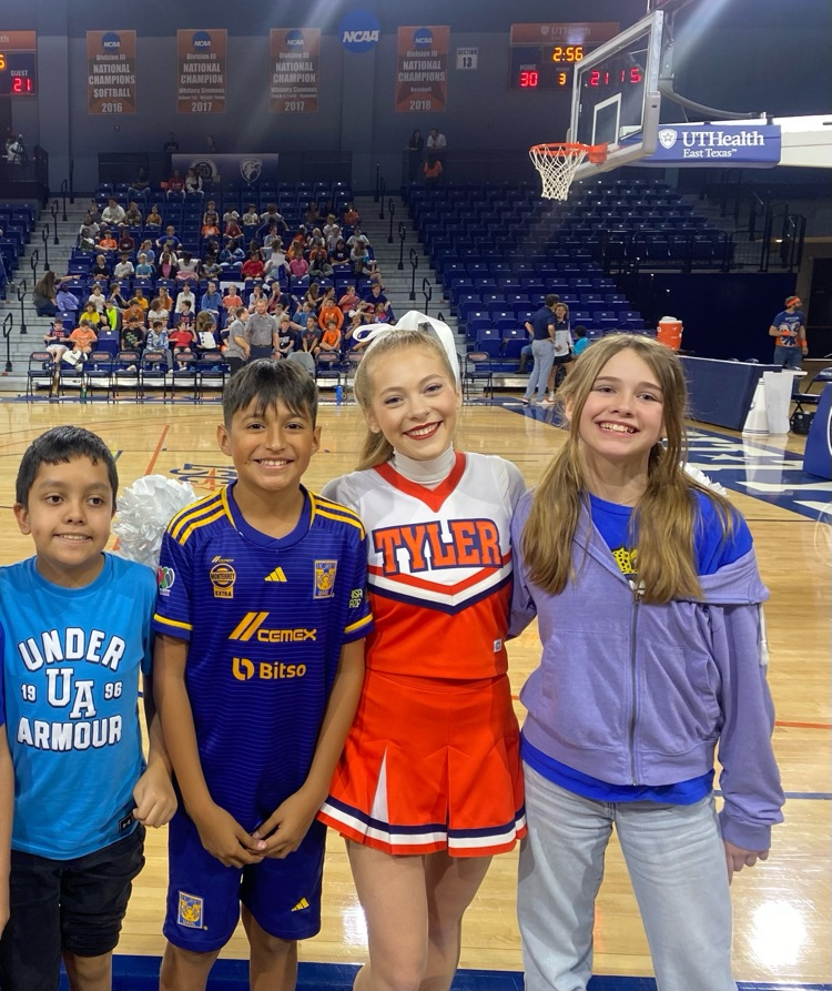 students smiling with cheerleader