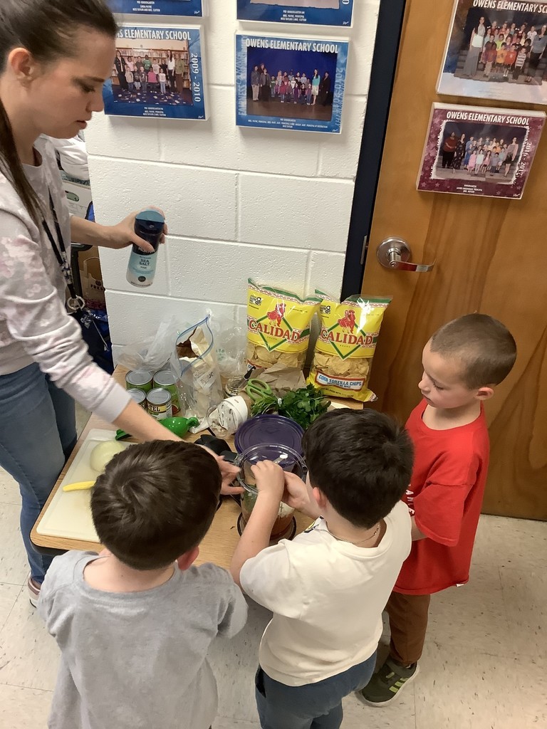 Kindergarten students making salsa.