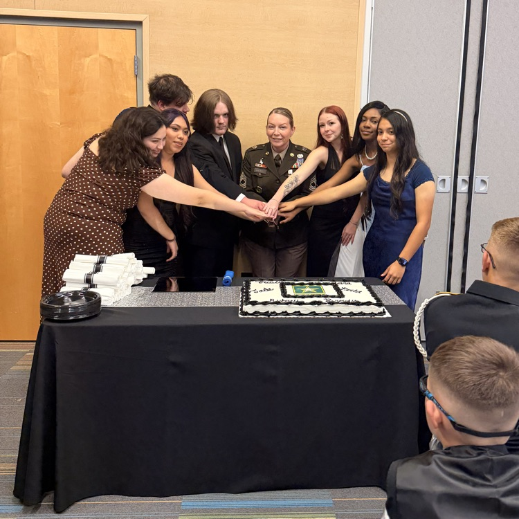 seniors cutting the cake
