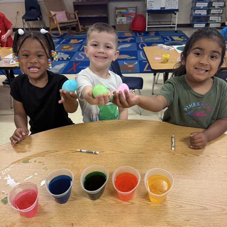 pre-k students dying eggs