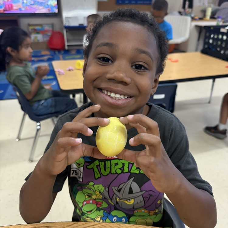 pre-k students dying eggs