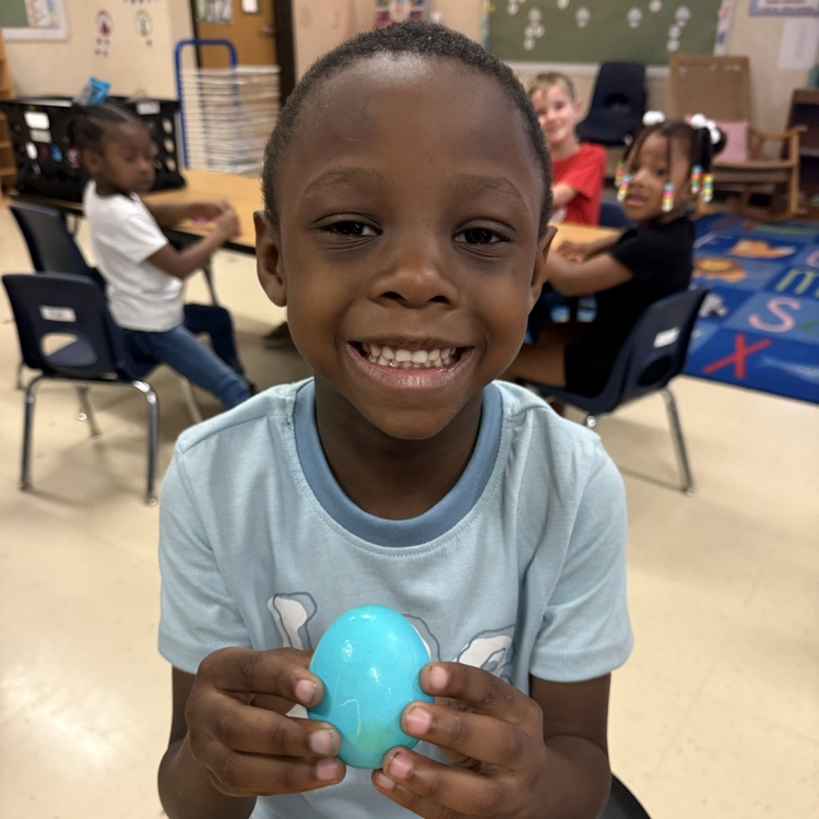 pre-k students dying eggs