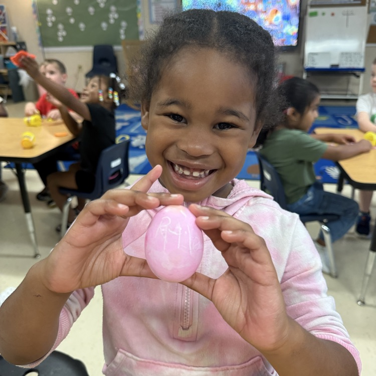 pre-k students dying eggs