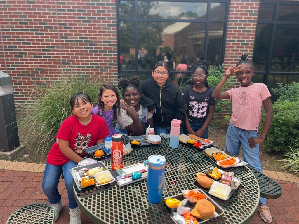 kids eating at a lunch table.