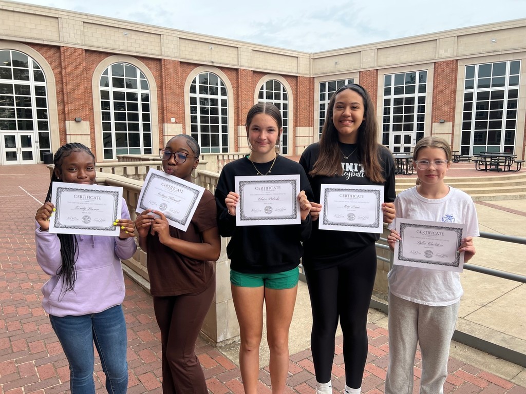 Miss Kohlleffel’s 7th grade showed up and showed out at JR VASE art competition—bringing home 56 Gold & Platinum medals 🏅 Way to represent the Three Lakes Gators!