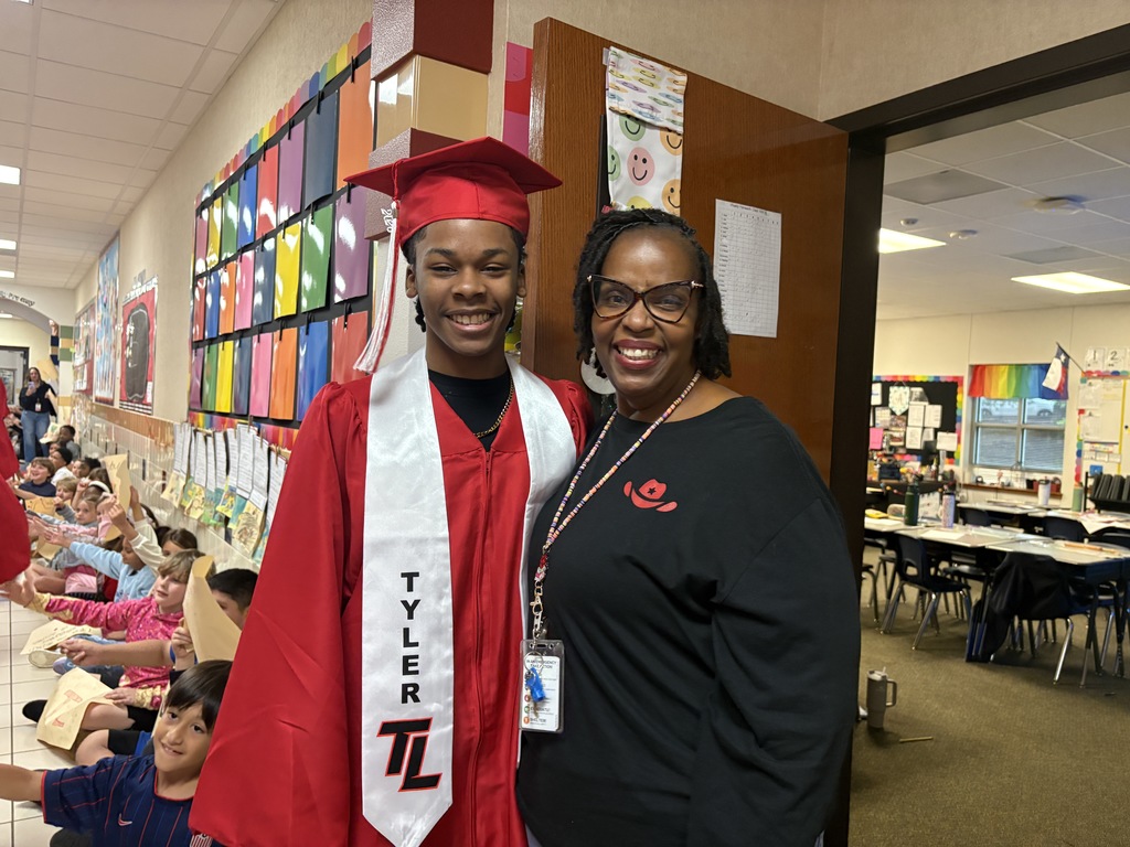 Tyler Legacy seniors at Woods ES for grad walks
