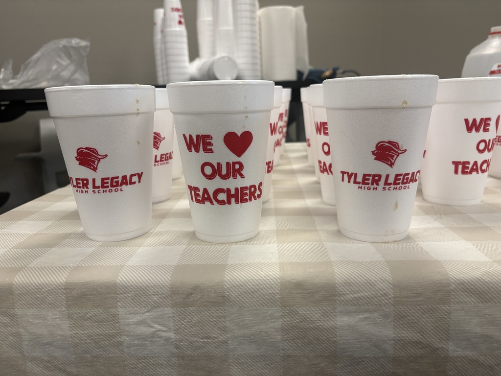 Cups that say "we <3 our Teachers"