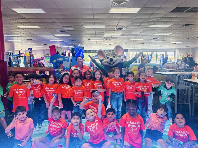 kinder at Chuck E Cheese playing games