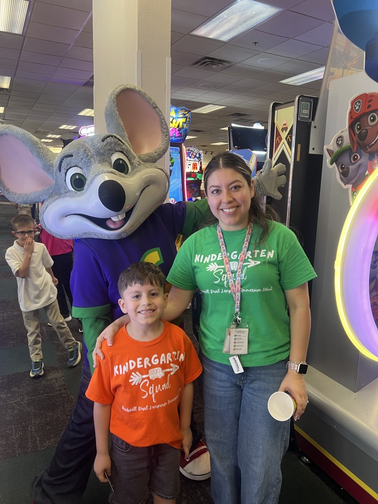 kinder at Chuck E Cheese playing games
