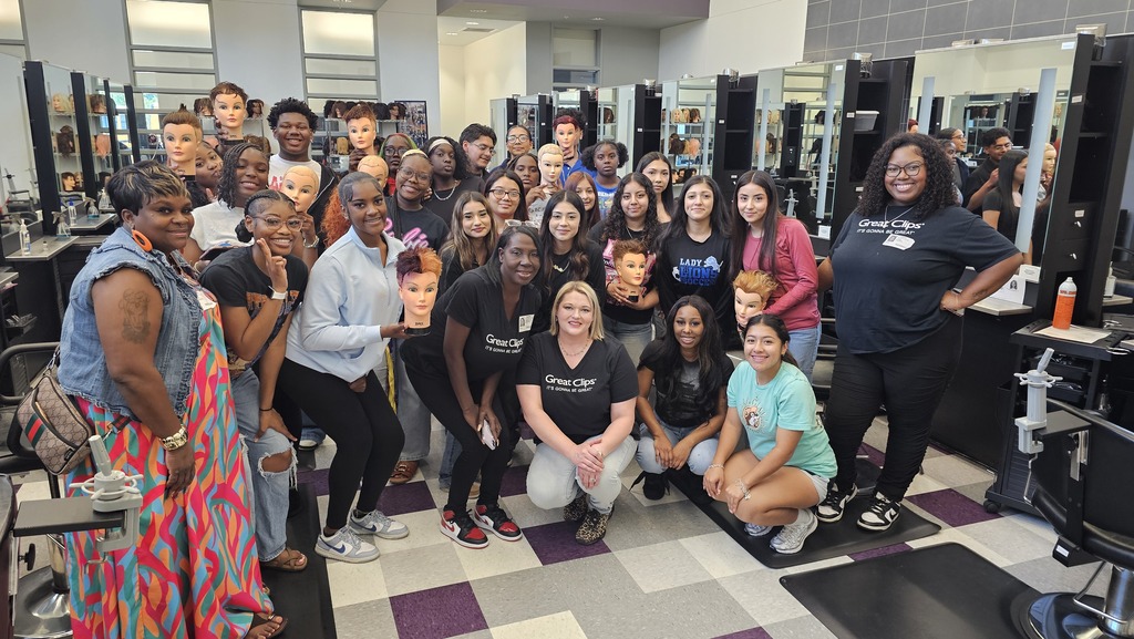 Tyler ISD Career & Technology Center cosmetology students with Great Clips partners.