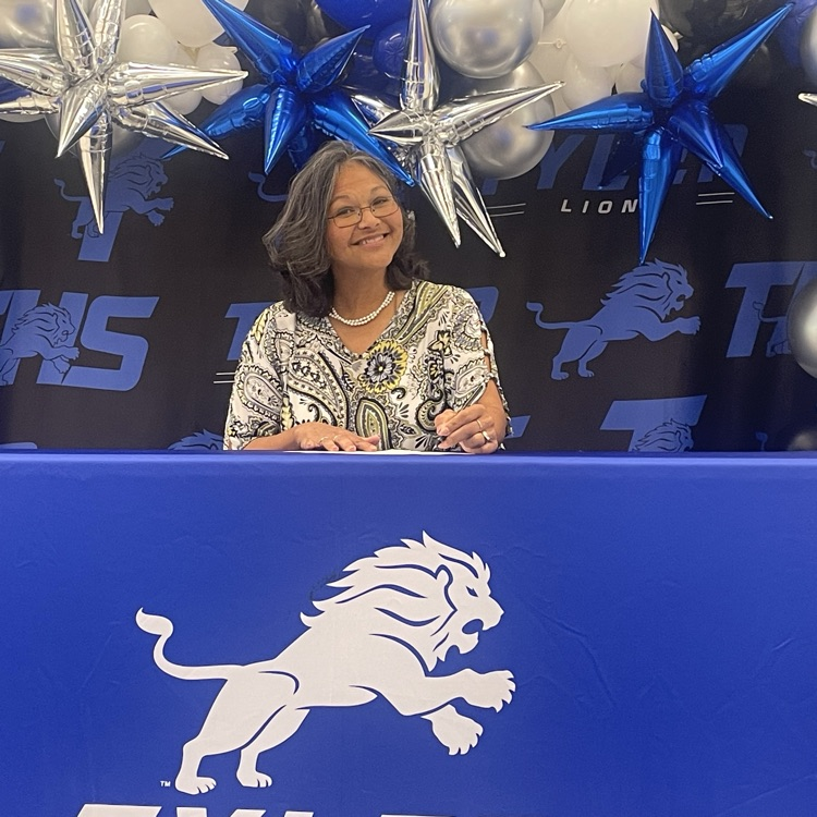 teacher signing 