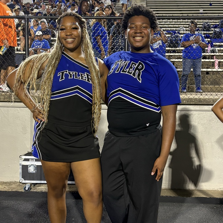 cheerleaders posing for pictures 