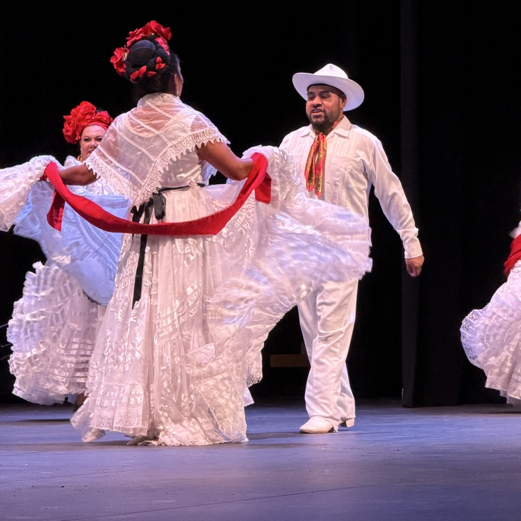 folklorico dancer