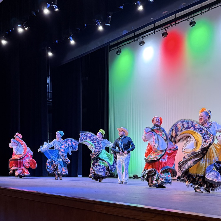 folklorico dancers