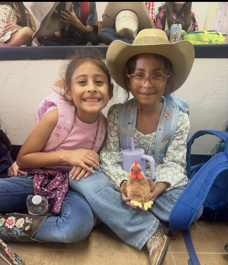girls dressed as vaqueros
