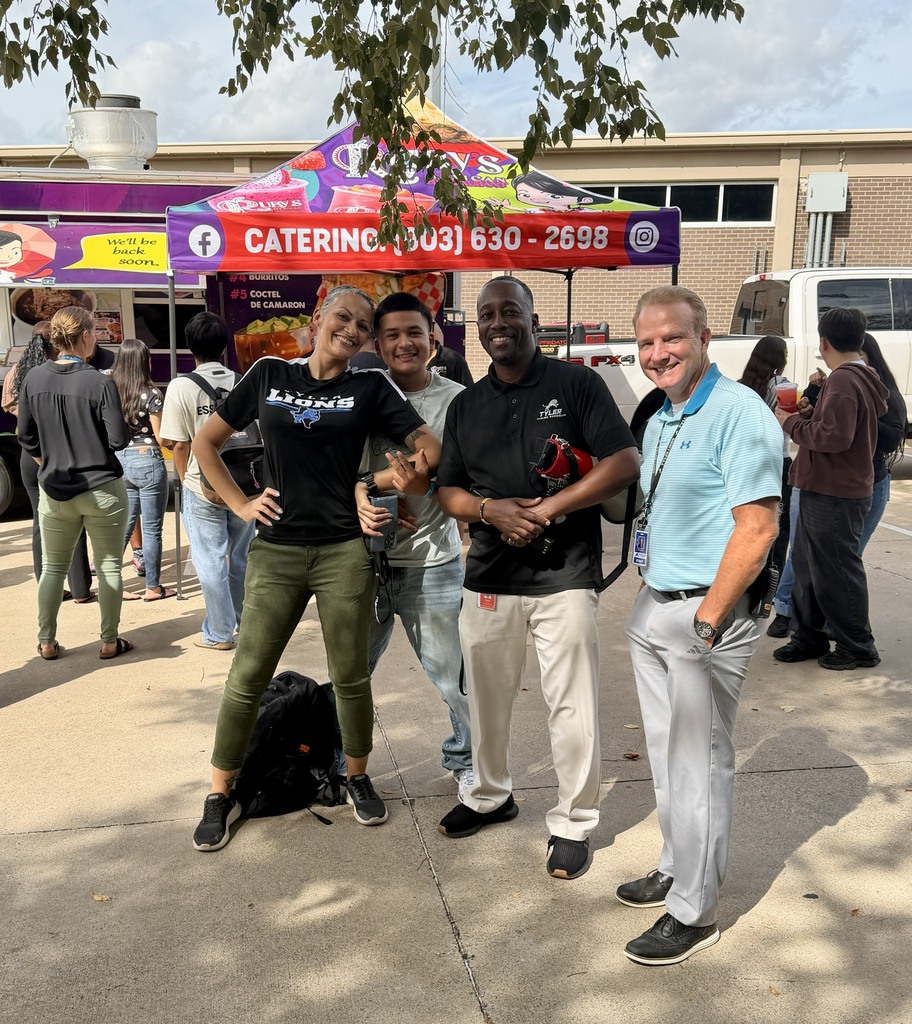students at food trucks