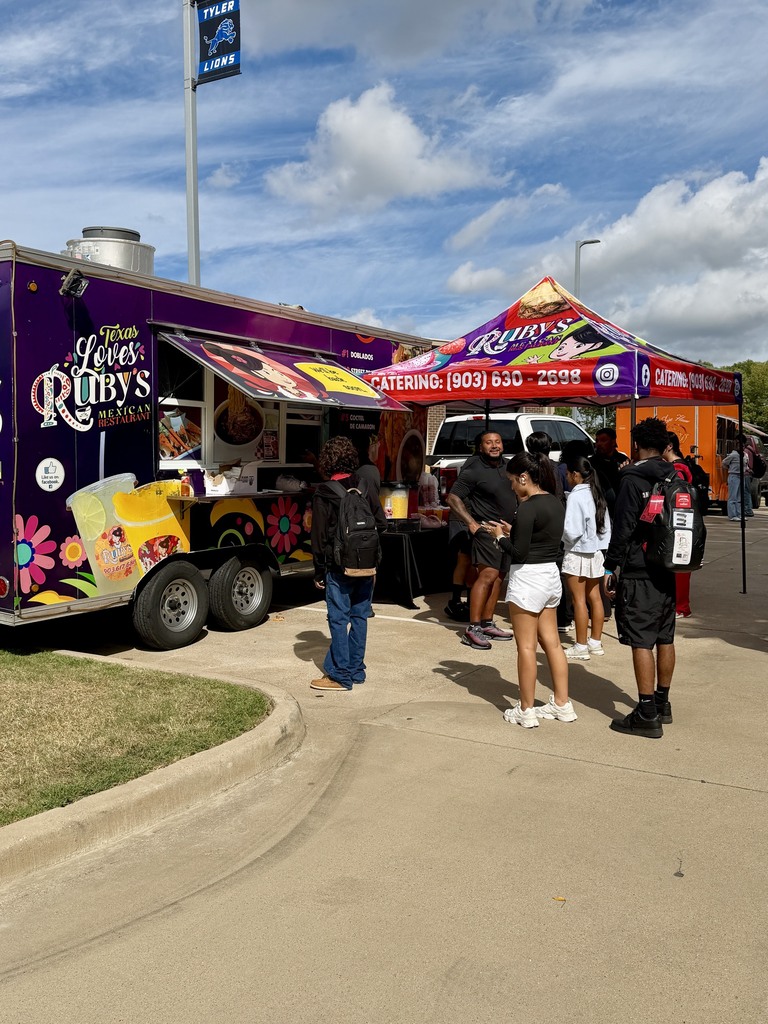 students at food trucks