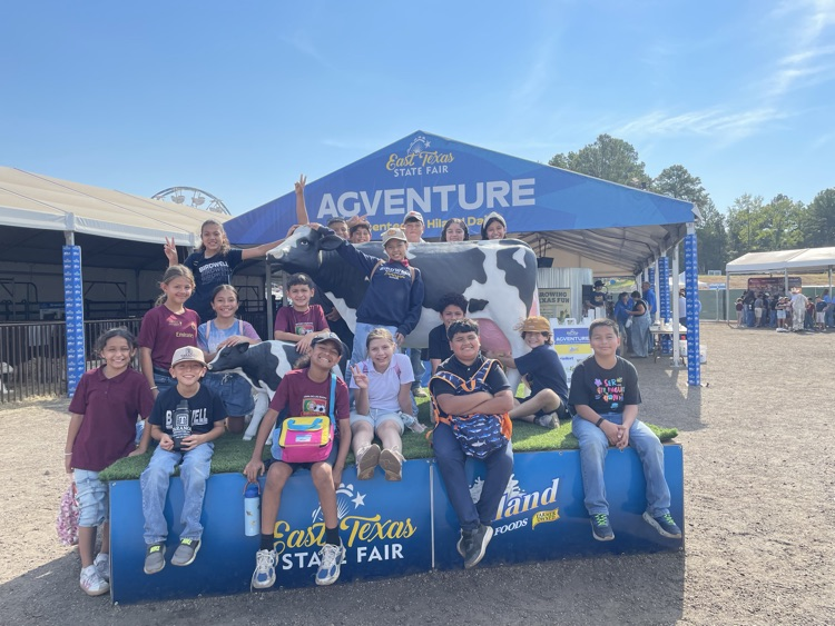group pic of students at the fair