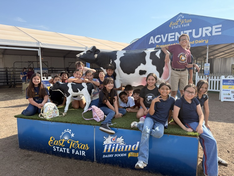 group pic of students at the fair