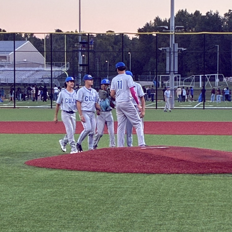 players huddled at mound