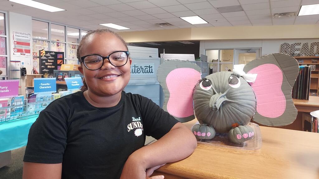 Raeleigh and her winning elephant pumpkin