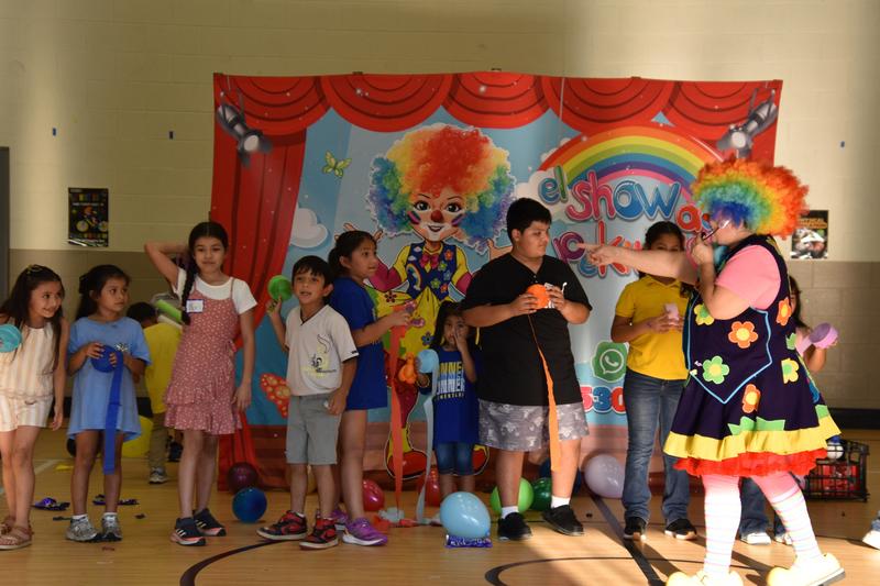 kids getting balloons from a clown