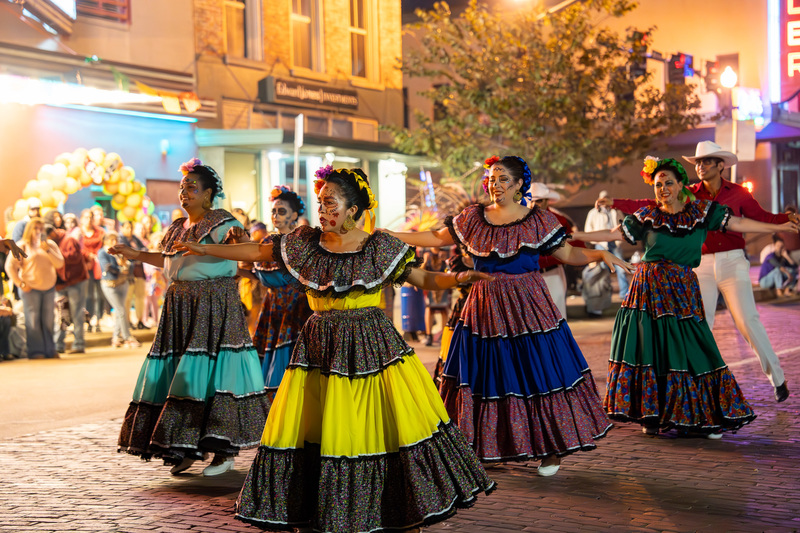 ballet folklorico dancers