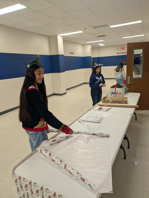 teens decorating tables with wrapping paper