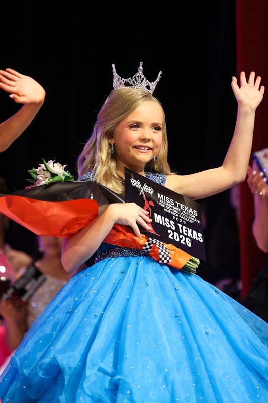 harley waving to crowd