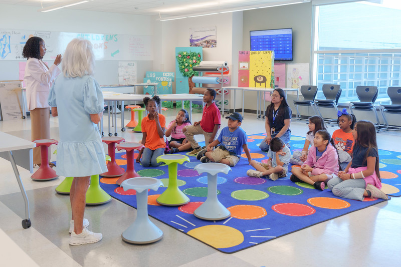 elementary kids on rug in classroom