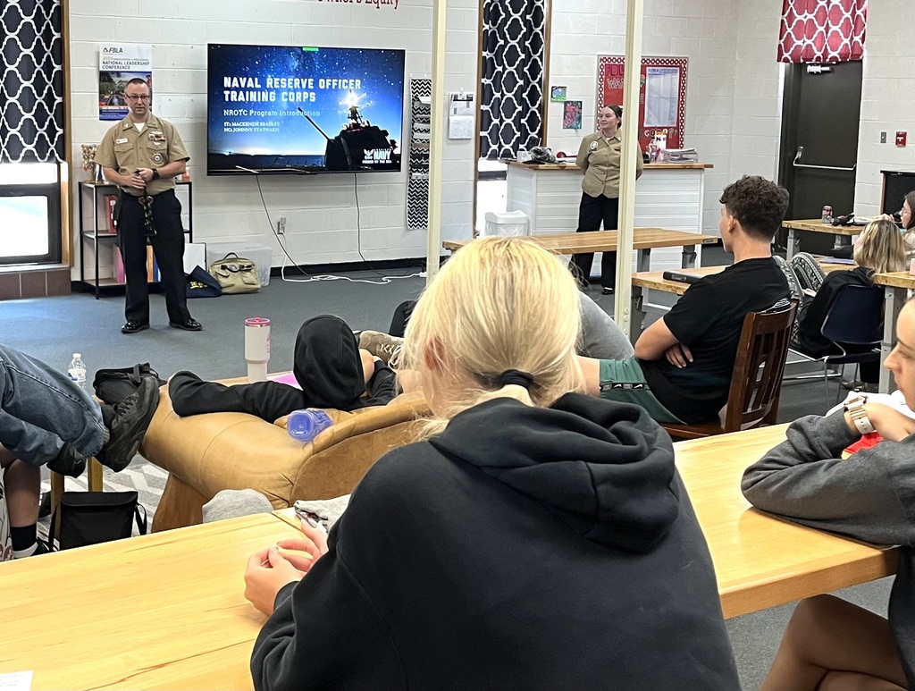 Stathakis speaks to the class.