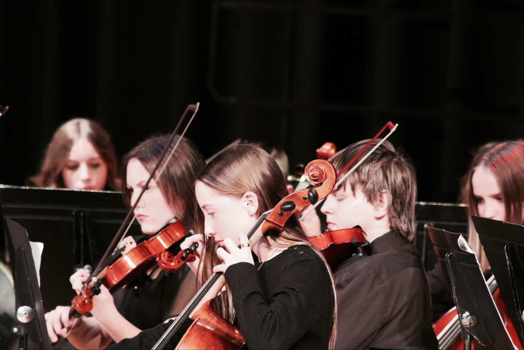 Vernal Middle School Hosts Successful Creative Arts Showcase