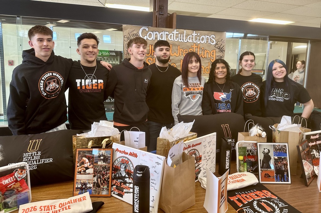 Group photo of the UHS wrestlers who qualified for state