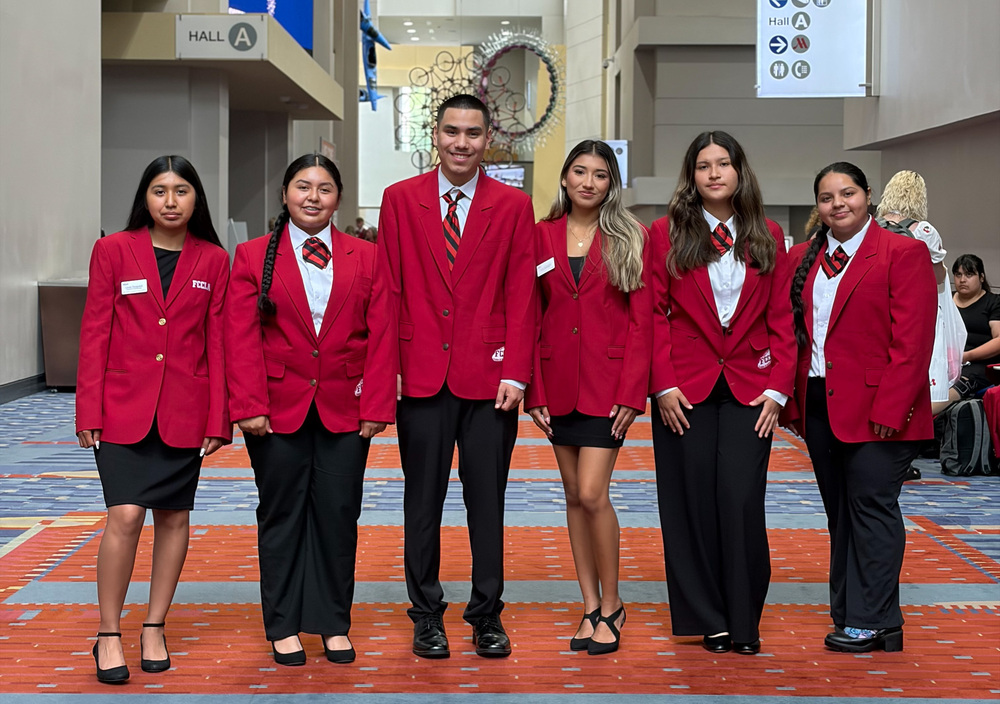 Pictured Left to Right: Cindy Oseguera, Patricia Oseguera, Eduardo Cruz, Joana Gallegos, Jocelyn Morales, Daniela Lopez